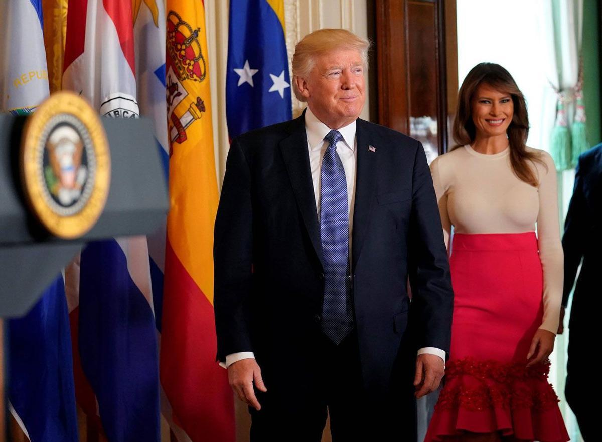 Melania Trump con falda rosa y camiseta beige