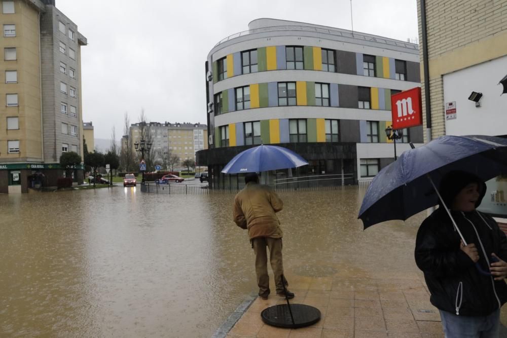 El agua anega en Oviedo la glorieta de Cerdeño