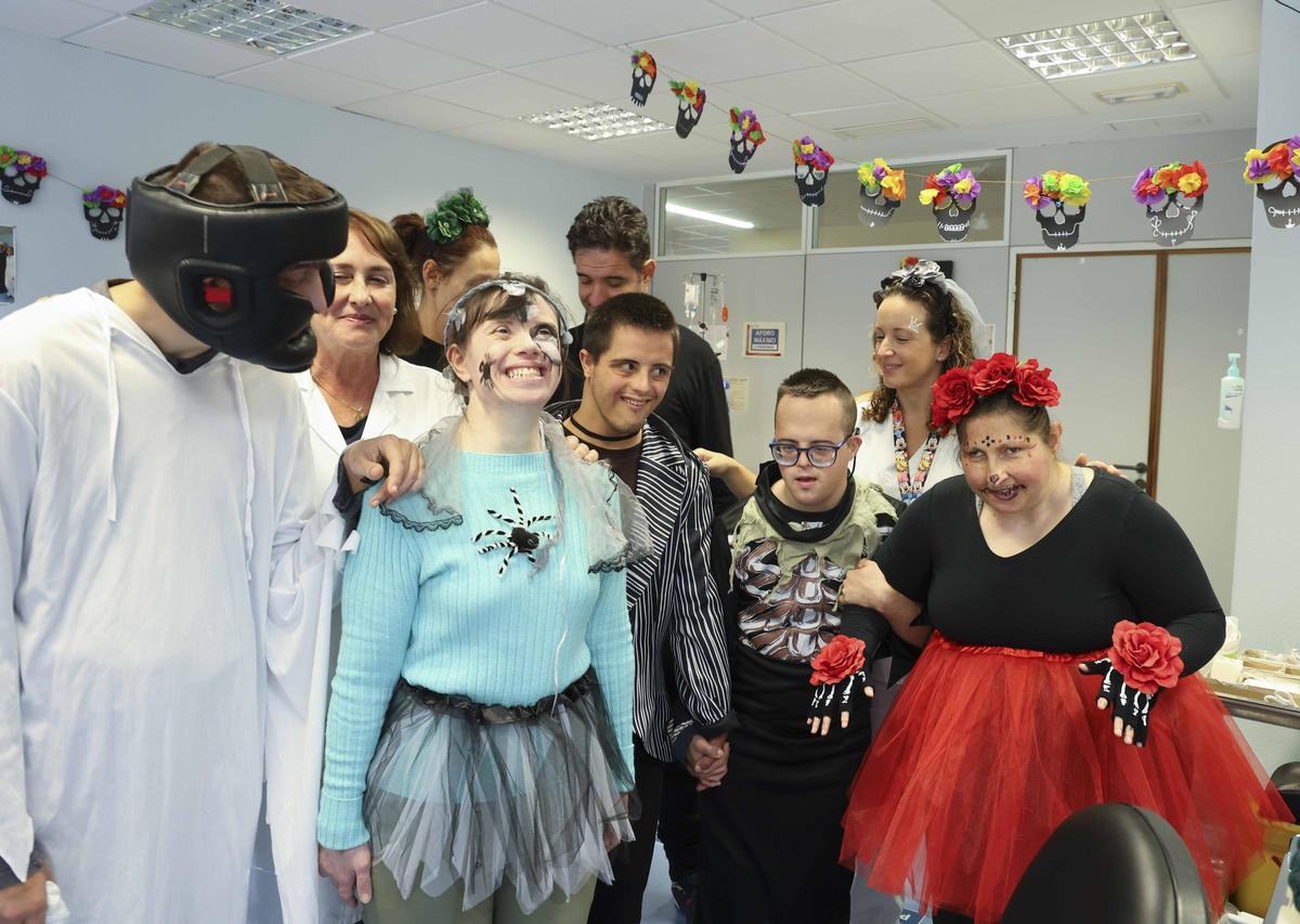 El Hospital de Sant Joan humaniza la atención al paciente oncológico con disfraces del personal de Enfermería y decoración de Halloween realizada por el Centro San Rafael El Hospital de Sant Joan humaniza la atención al paciente oncológico con disfraces del personal de Enfermería y decoración de Halloween realizada por el Centro San Rafael