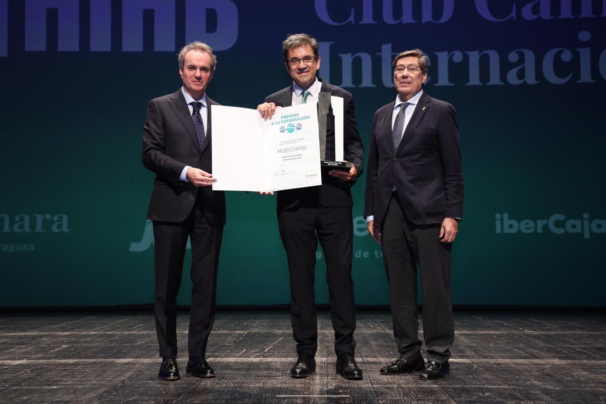 El Premio Club Cámara Internacional fue para Hiab Cranes y lo recogió José Miguel Paz-Peñuelas, director de operaciones de la planta de Zaragoza. Entregaron el premio Jorge Villarroya, presidente de Cámara Zaragoza, y Arturo Aliaga, vicepresidente del Gobierno de Aragón en funciones.