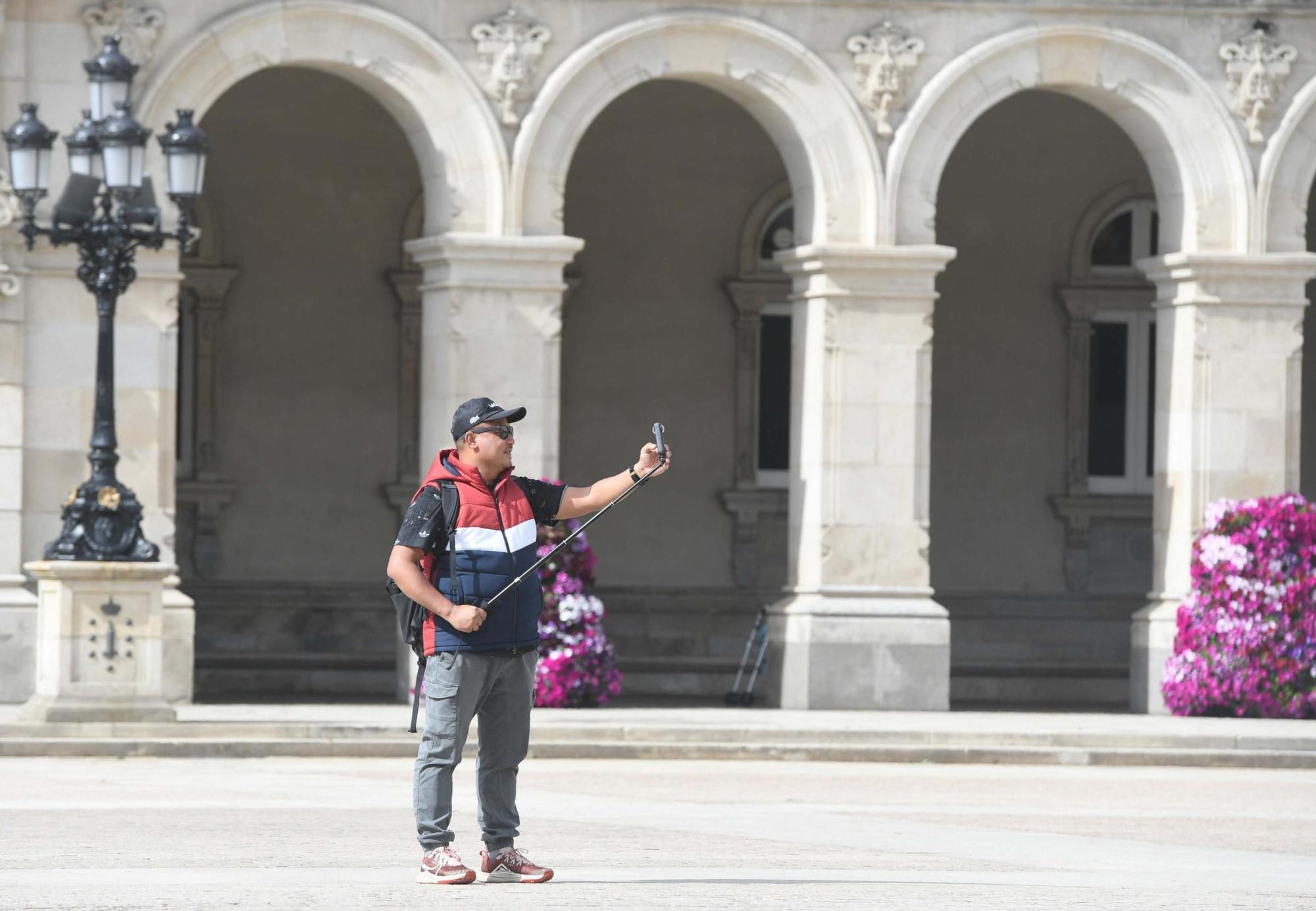 Turistas visitan A Coruña