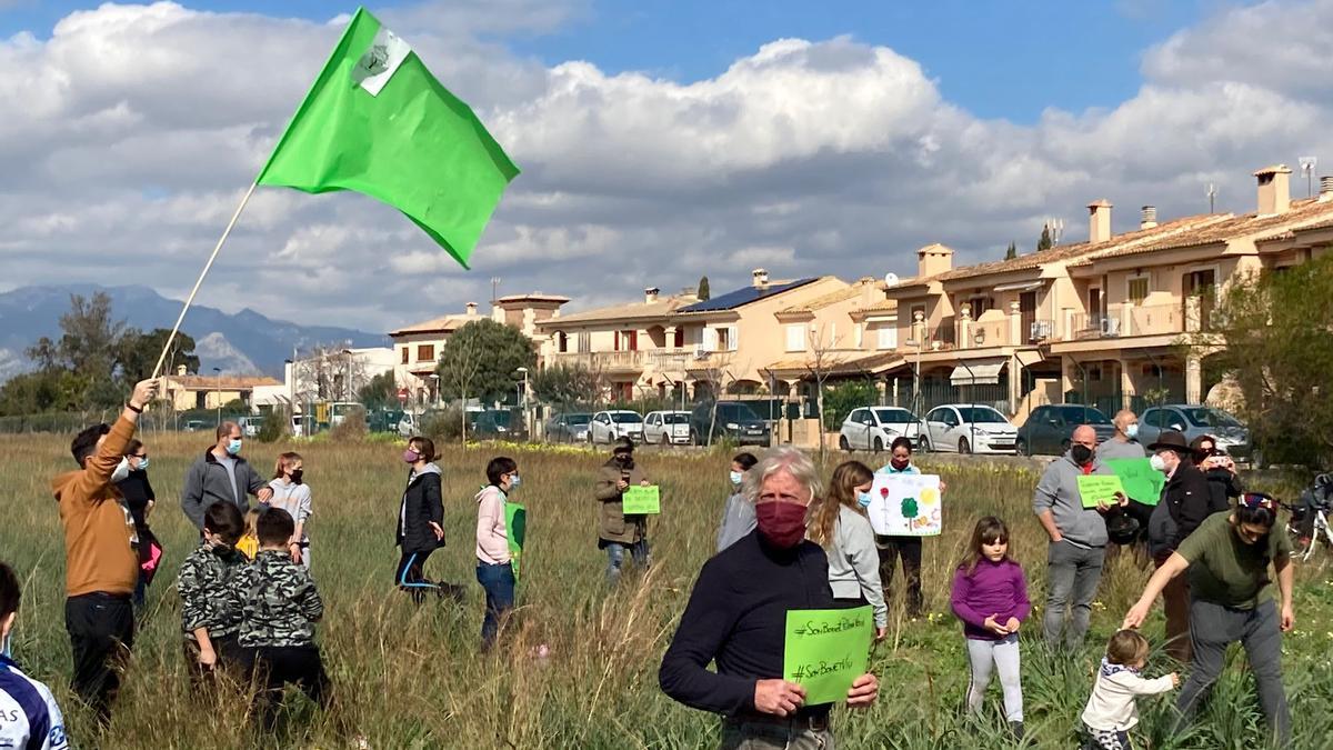 Imagen de una de las numerosas acciones de protesta organizadas por los vecinos para reivindicar el uso público de la parcela.
