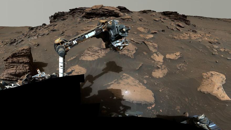 El rover Perseverance de la NASA pone su brazo robótico a trabajar alrededor de un afloramiento rocoso llamado &quot;Wildcat Ridge&quot;, en el cráter Jezero de Marte.