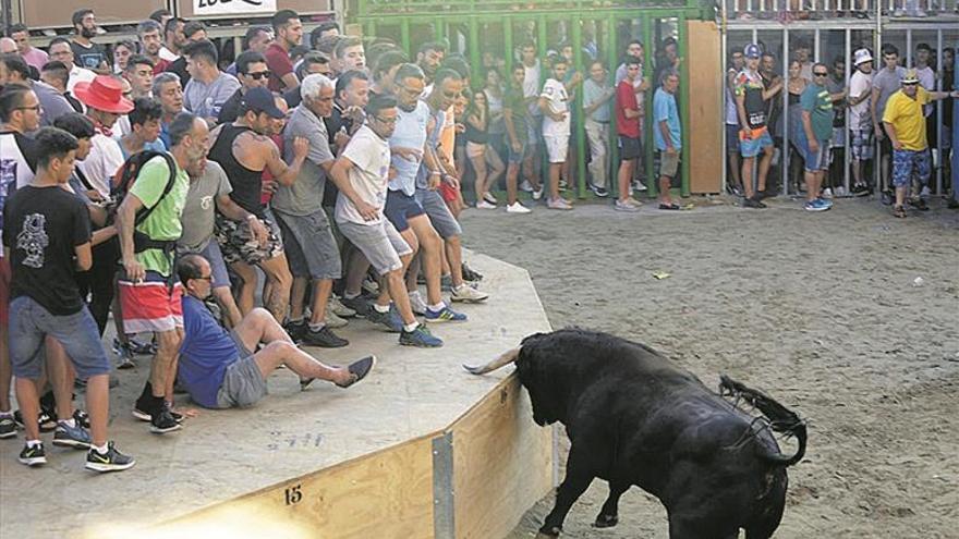 El Grao apura las fiestas de Sant Pere entre campanas, toros y los ‘dimonis’ de Botafocs