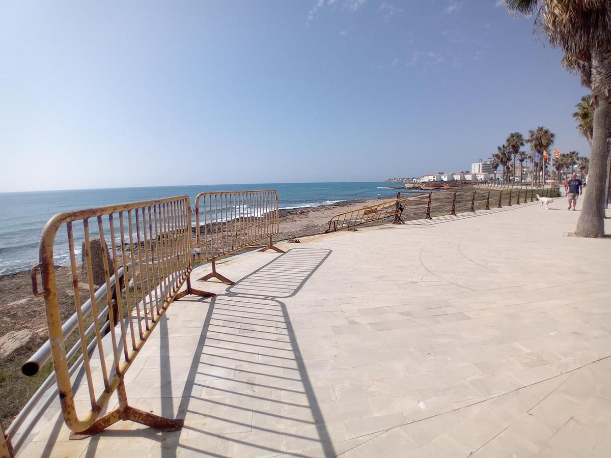 Barandilla del paseo marítimo en Playa Flamenca