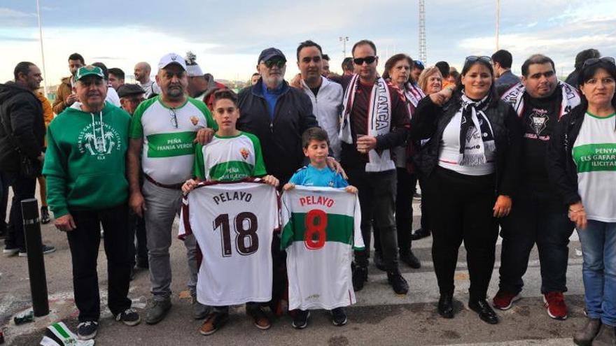 Peñas de Elche y Castellón durante el homenaje a Pelayo