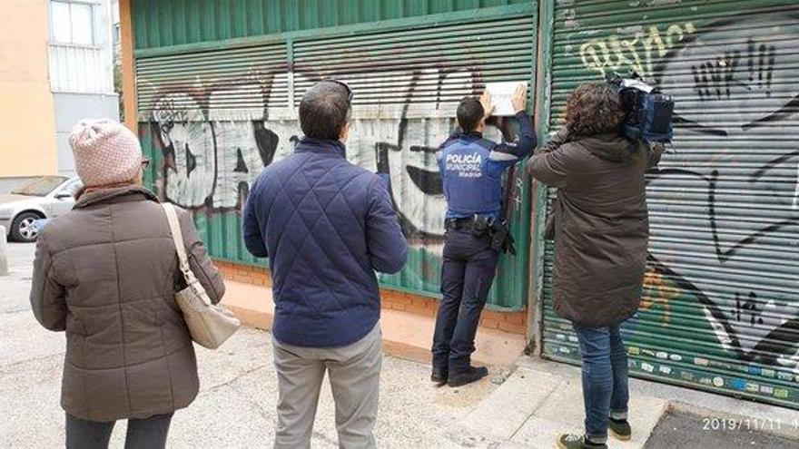 Precintan el Mercado de La Elipa tras el cierre ordenado por el Supremo