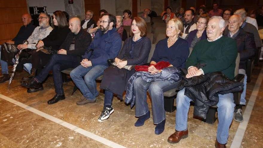 El público asistente a la charla de Rodrigo Palacios, en el Club FARO, donde presentó su libro. // R. Grobas