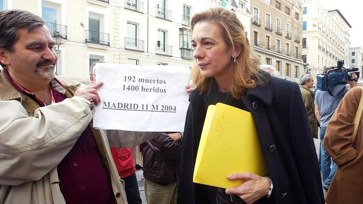 Pilar Manjón sale del Congreso tras su comparecencia en la comisión del 11-M, el 15 de diciembre del 2004.