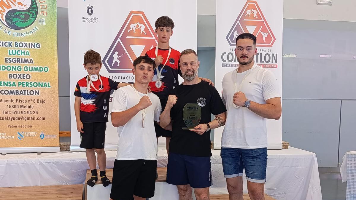 Equipo del Two Warriors Academy con los trofeos conseguidos en el primer Gallego de combatlón.