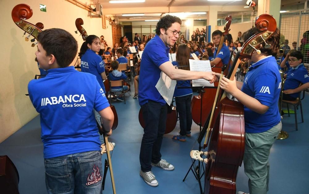 Gustavo Dudamel, con 200 niños músicos de A Coruña