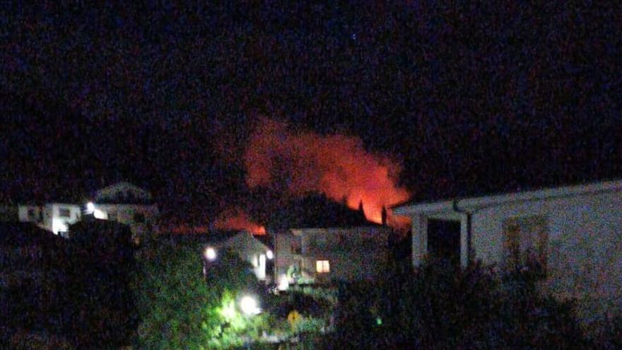 El incendio, esta noche cerca de Ribadelago.