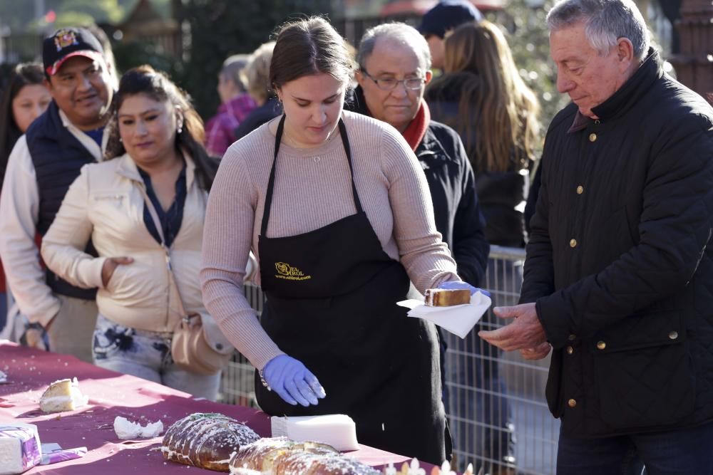 Los Reyes Magos llegan a Murcia repartiendo Roscón