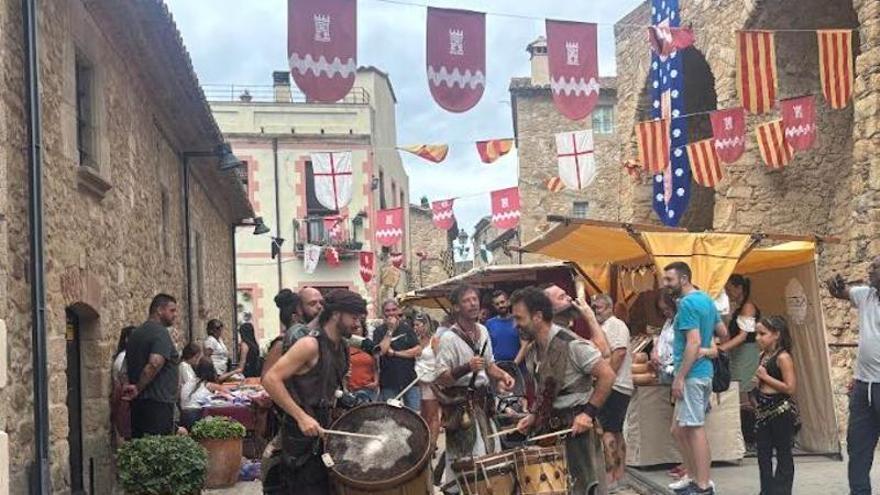 Músics i artesans fan reviure l’edat mitjana a Castell d’Aro en la 25a edició del Mercat Medieval
