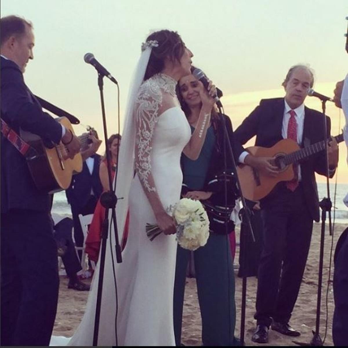 Paz Padilla cantando junto a Materia Prima en su boda