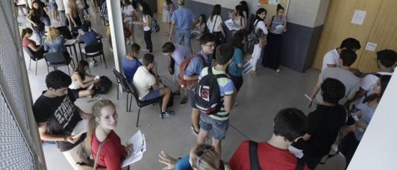 Jóvenes durante la Selectividad de 2015.