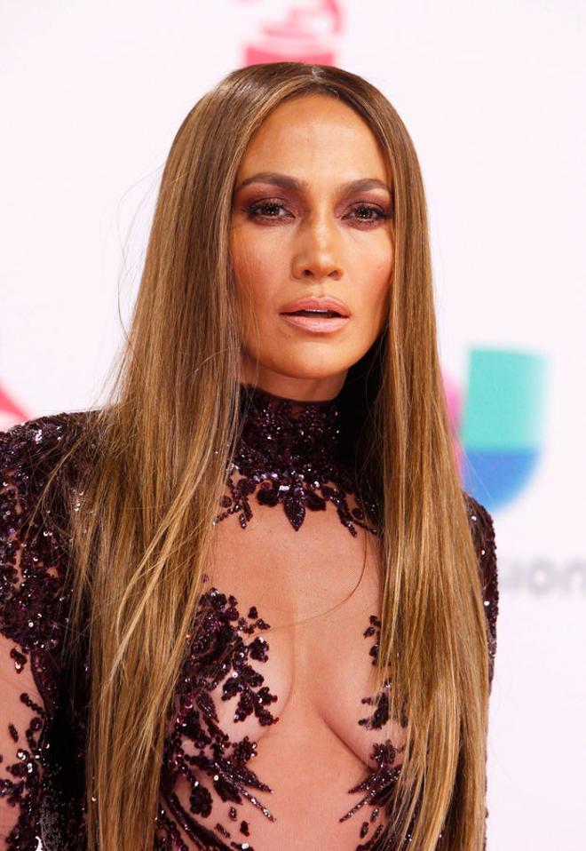 Las transparencias de Jennifer López en la alfombra roja de los Grammy Latinos 2016