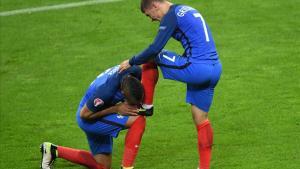 Dimitri Payet besa la bota de su compañero Antoine Griezmann tras el cuarto gol para Francia contra Islandia.