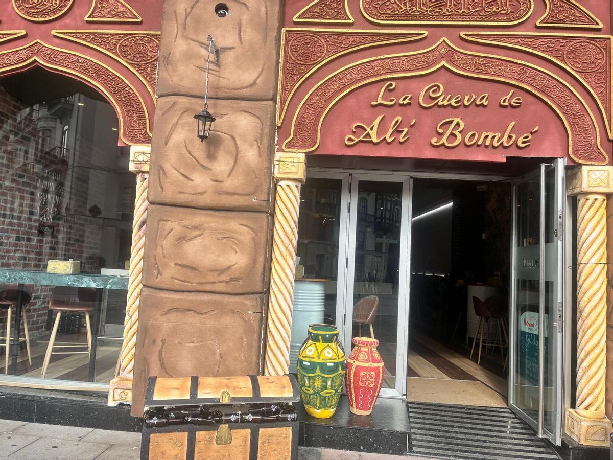 El acceso al bar el Bombé del parque del Muelle, disfrazado esta última semana.