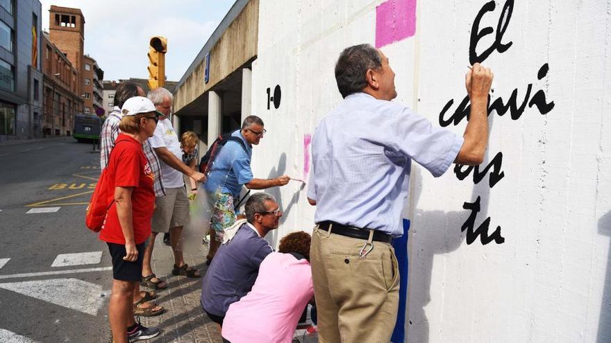 Voluntaris de l&#039;ANC pinten un mural al carrer Sant Antoni Maria Claret