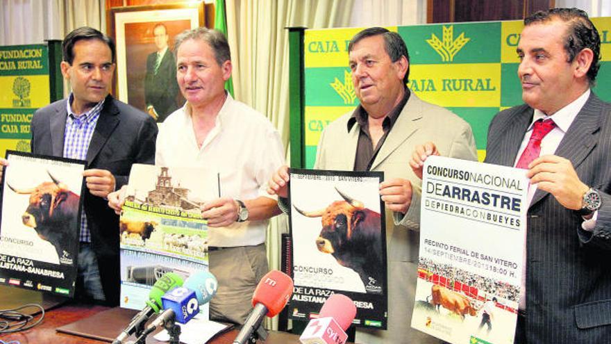 El diputado provincial Gaspar Corrales (derecha) junto a ganaderos y Narciso Prieto, representante de Caja Rural.