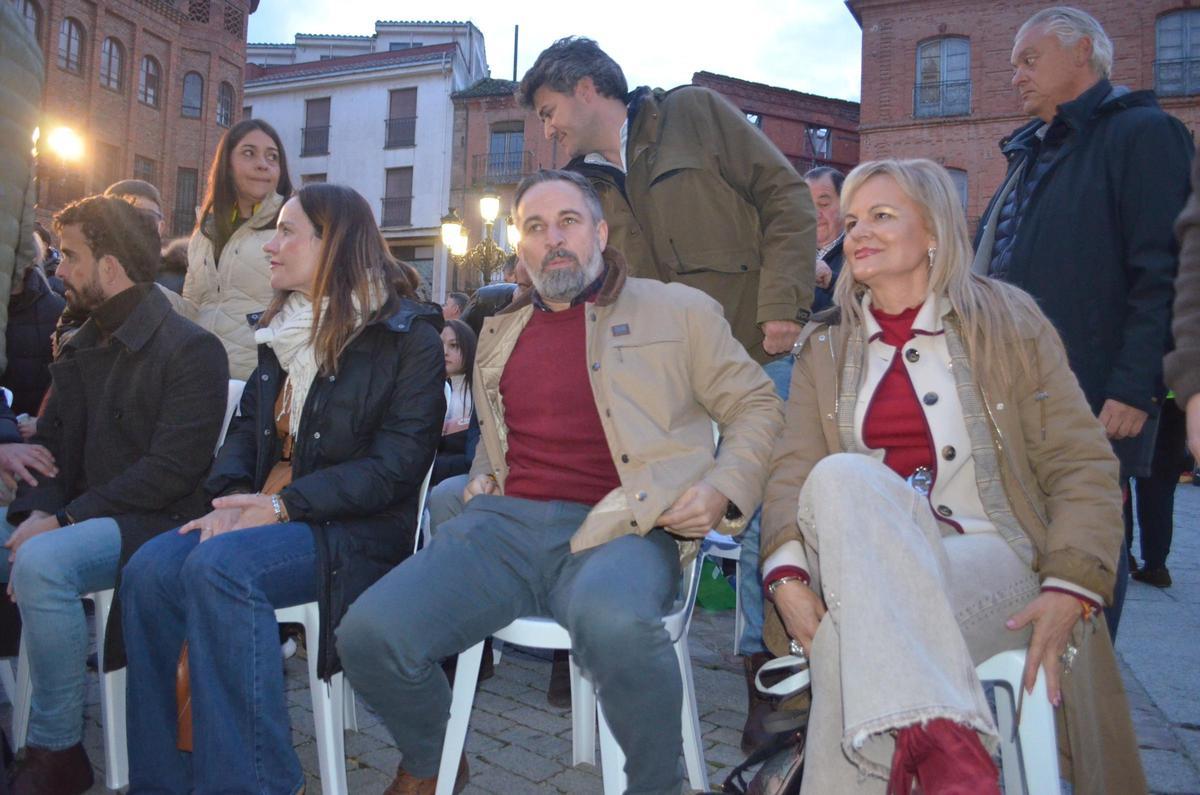 Santiago Abascal junto a Marisa Calvo en la Plaza Mayor de Benavente.
