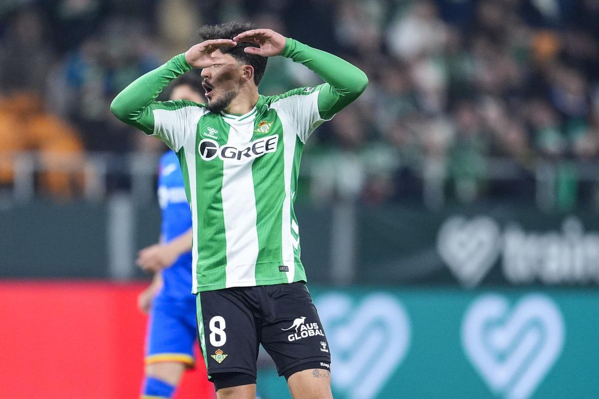Pablo Fornals of Real Betis laments during the Spanish league, LaLiga EA Sports, football match played between Real Betis and Getafe CF at La Cartuja stadium on December 21, 2025, in Sevilla, Spain. AFP7 21/12/2025 ONLY FOR USE IN SPAIN. Joaquin Corchero / AFP7 / Europa Press;2025;SPORT;ZSPORT;SOCCER;ZSOCCER;Real Betis v Getafe CF - LaLiga EA Sports;