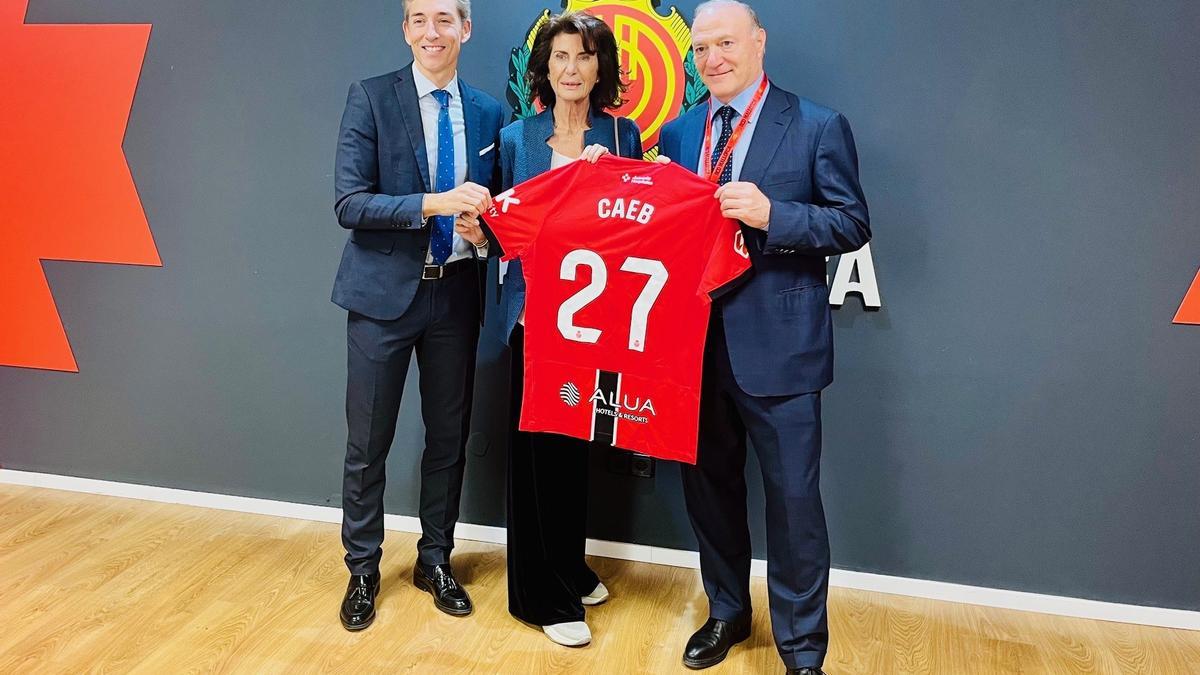 Alfonso Díaz, Carmen Planas y Andy Kohlberg, tras firmar el acuerdo RCD Mallorca-CAEB