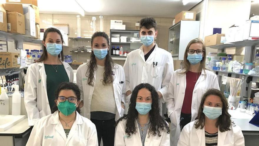 Patricia Sancho (sentada, a la derecha), junto a su equipo del IIS Aragón. | SERVICIO ESPECIAL