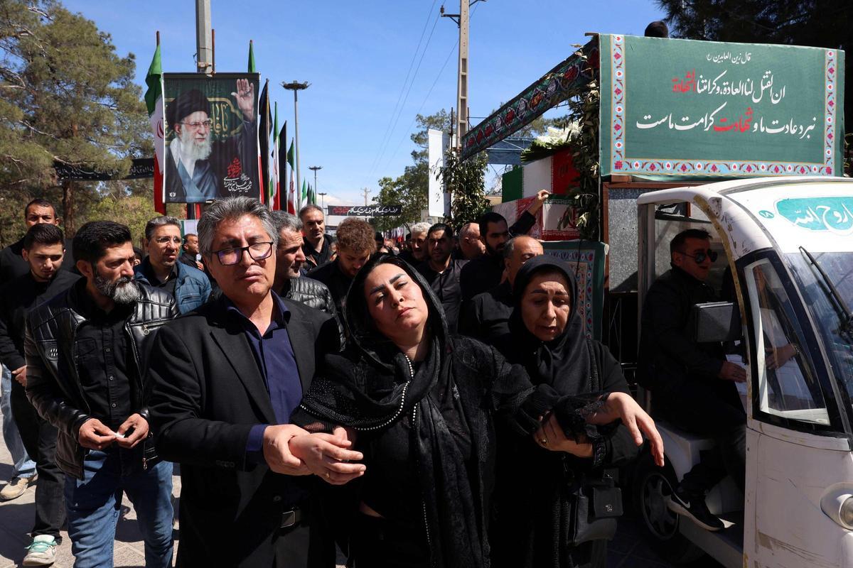 Dolientes iraníes asisten a un funeral por las víctimas de la guerra en Oriente Medio en el cementerio de Behesht Zahra, en el sur de Teherán, el 26 de marzo de 2026