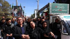Dolientes iraníes asisten a un funeral por las víctimas de la guerra en Oriente Medio en el cementerio de Behesht Zahra, en el sur de Teherán, el 26 de marzo de 2026