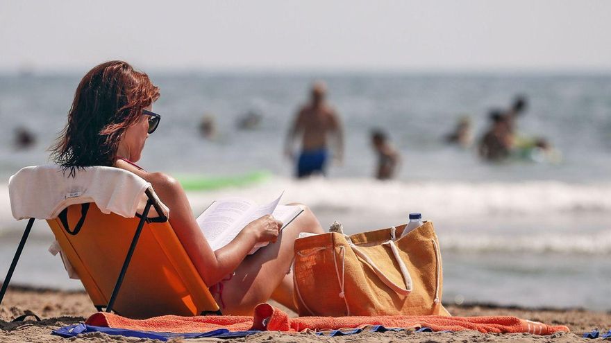El placer de leer frente al mar.