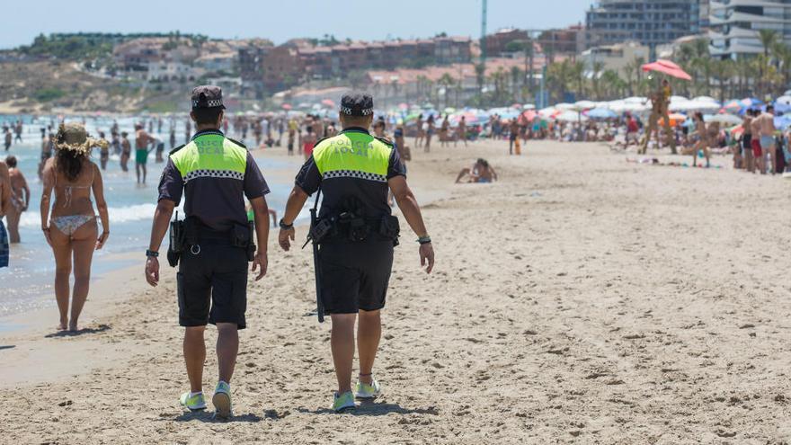 La Policía advierte que hay aforo máximo en la playa de San Juan y en la Albufera y restringe el acceso a los bañistas