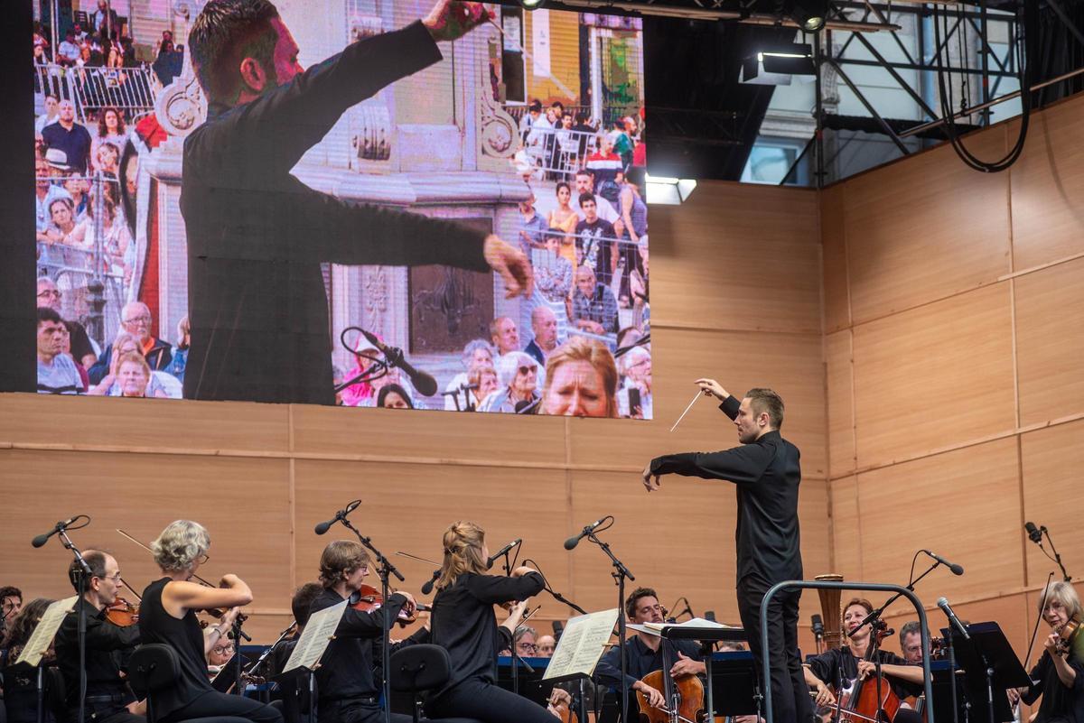 González-Monjas dirige a la Orquesta Sinfónica de Galicia durante un concierto en María Pita.