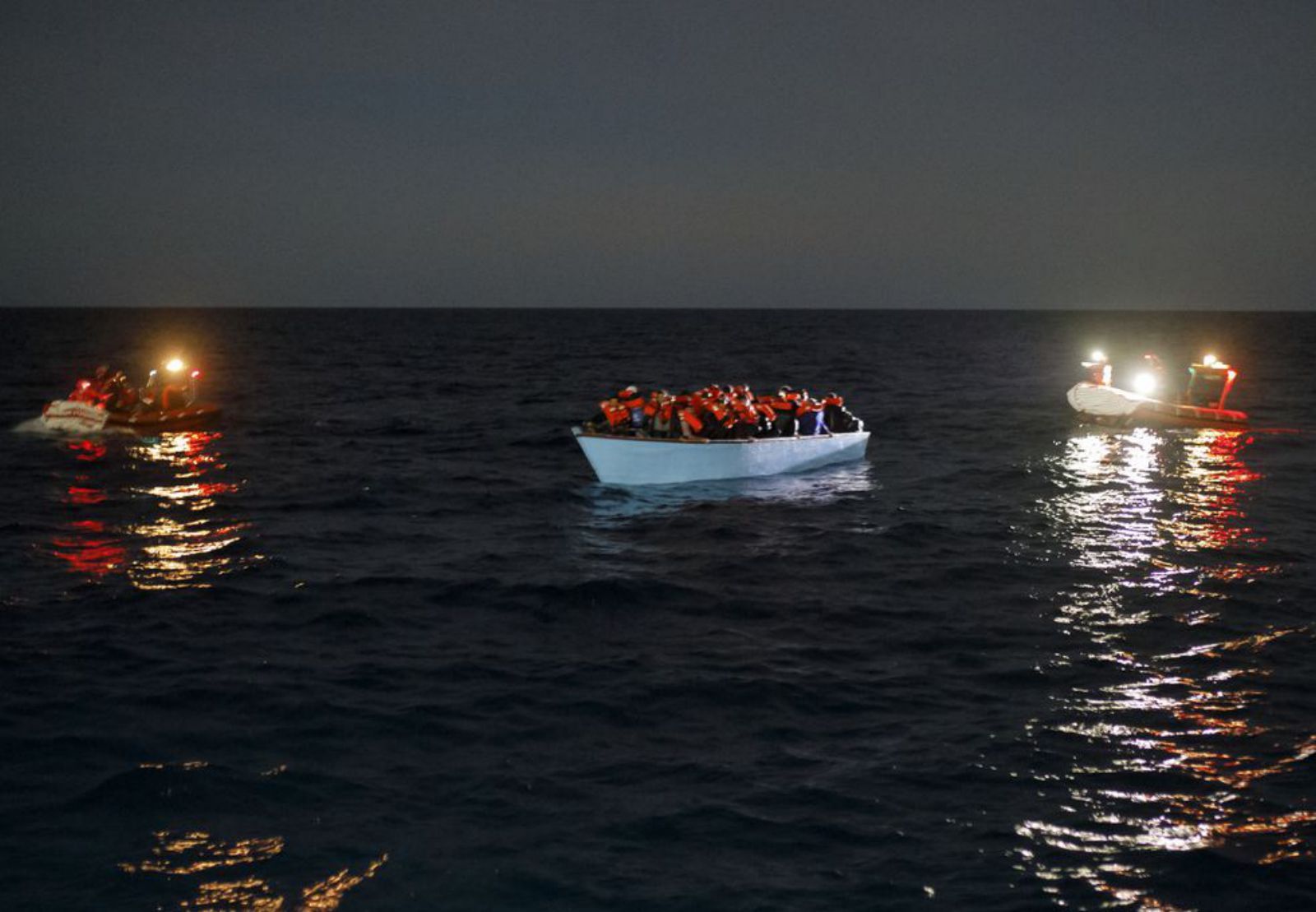 Les dues llanxes ràpides del vaixell de l’ONG SMH al costat d’una de les dues embarcacions que van rescatar el vespre-nit del 28 d’octubre, entre les costes de Líbia i Itàlia.