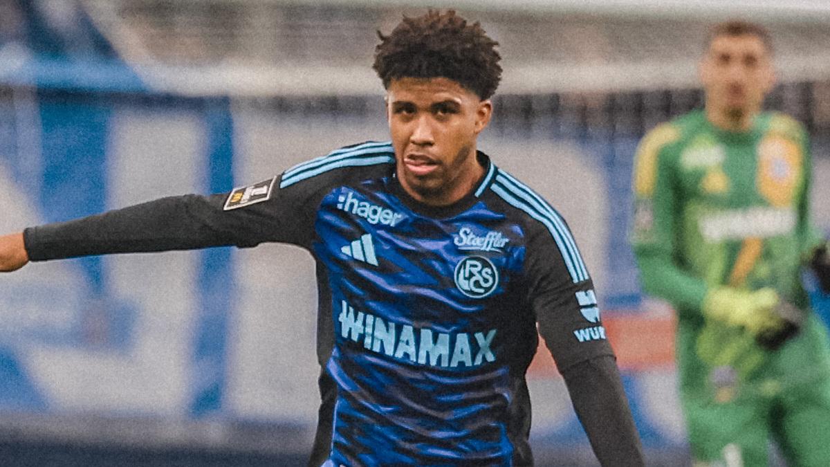 Andrey Santos en un partido con el Estrasburgo