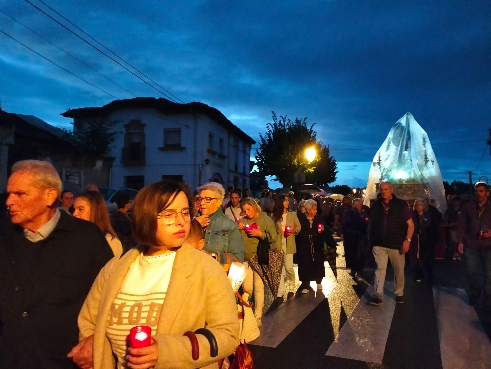 Cientos de personas acompañan al Ecce Homo de Noreña en la procesión de bajada a la iglesia