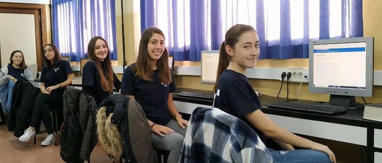 Las cinco alumnas del Isla de la Deva que participan en el concurso de traducción de la Unión Europea.