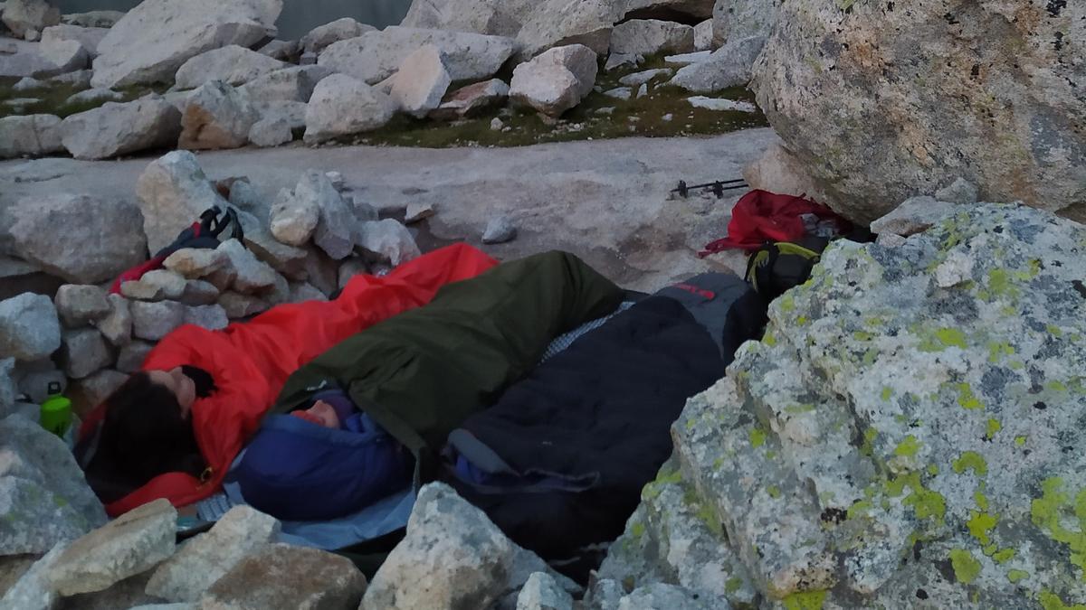 Un grupo de montañeros se cobija en sus sacos en un rincón del valle de Benasque.