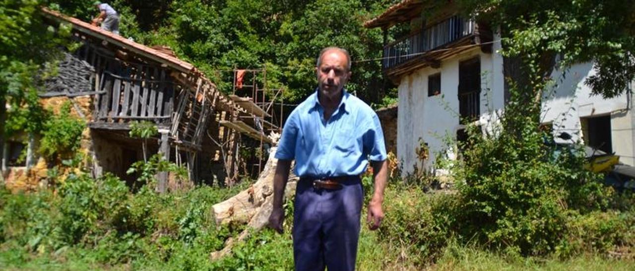 Francisco González, frente a su casa, en la localidad parraguesa de Degu.