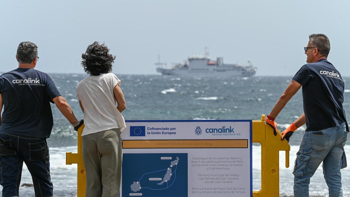 Representantes de la empresa púbica Canalink observan los primeros trabajos para el despliegue del cable submarino que reforzará la conectividad de las islas orientales.