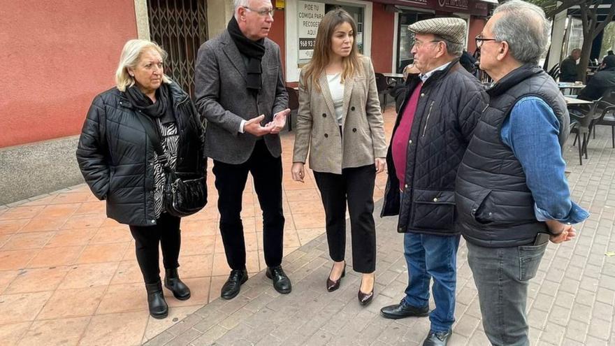Concejales del PP con vecinos de Vistabella. | PP MURCIA