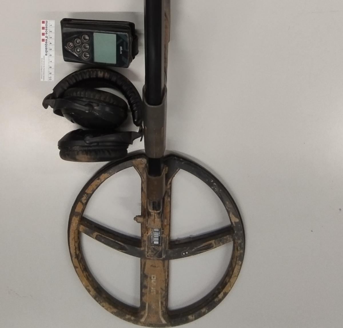 Un detector de metales incautado por Mossos