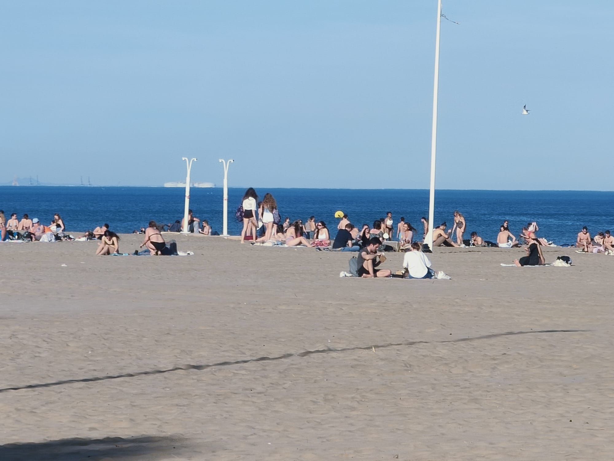 El buen tiempo llena la playa de la Malva-rosa en enero