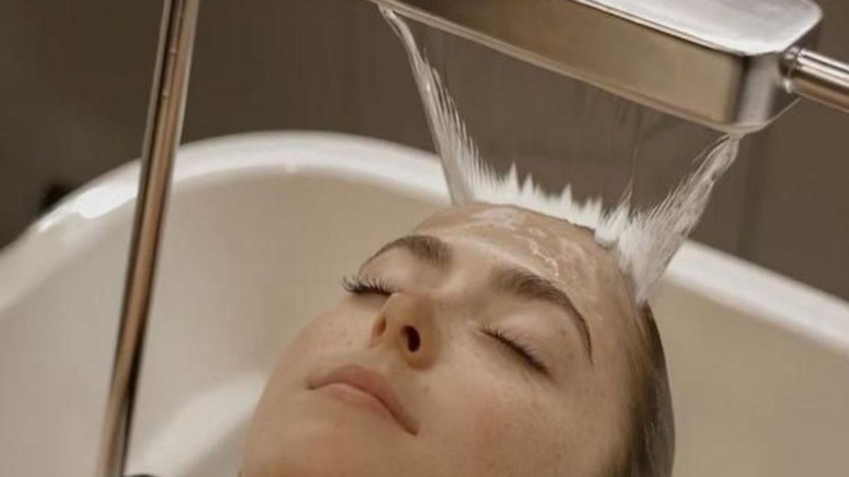 Una clienta a Chōwa Spa Capilar, un centre a Barcelona. | EL PERIÓDICO