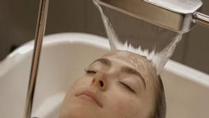 Una clienta a Chōwa Spa Capilar, un centre a Barcelona. | EL PERIÓDICO