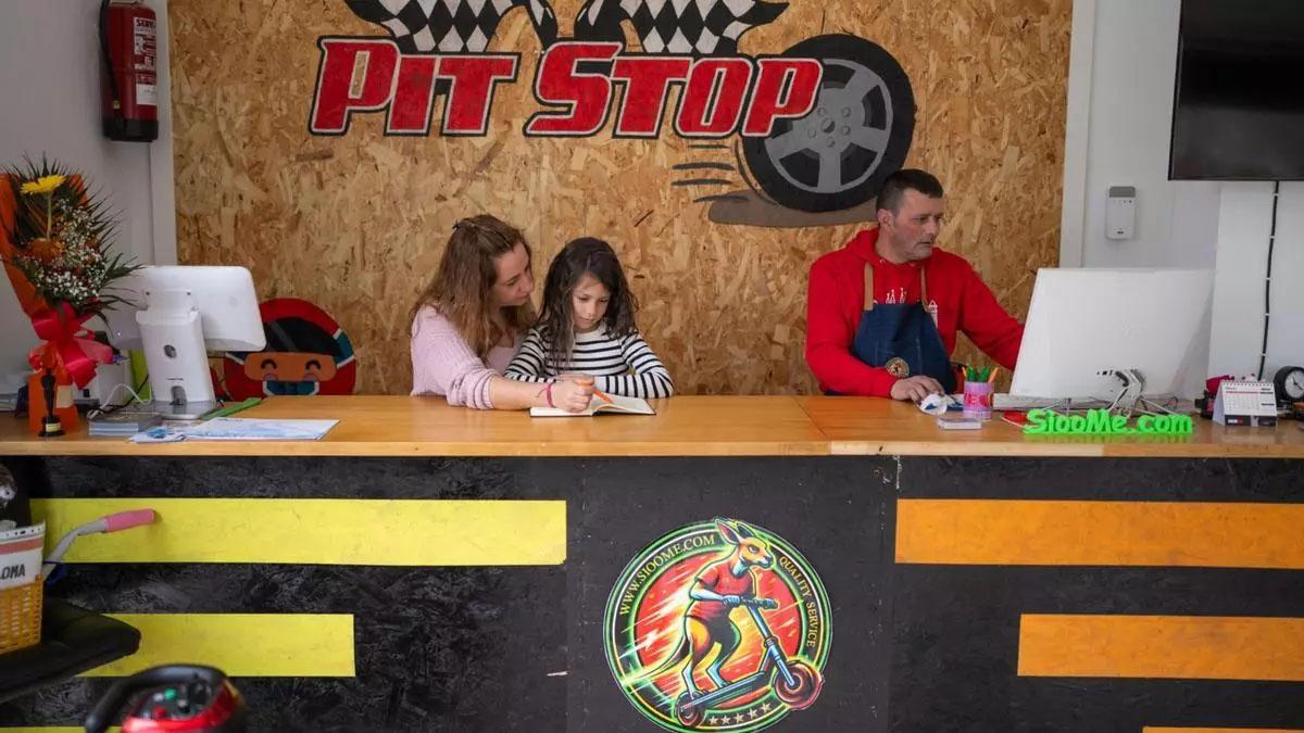 Los microcréditos se dirigen a personas emprendedoras que no cuentan con ahorros ni aval pero sí una buena idea de negocio; así como a familias que no pueden acceder a préstamos tradicionales.