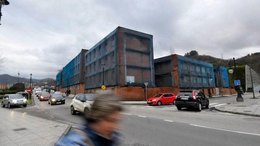 El cuartel viejo de Langreo, con un intenso tráfico en las cercanías.