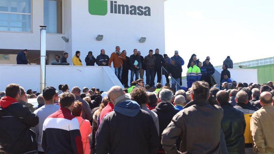 Los trabajadores y el comité de empresa durante una concentración en la sede de Limasa.