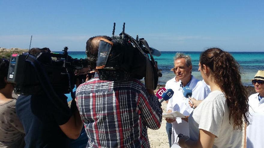 Pressetermin am verdreckten Traumstrand: Fomento-Chef-Eduardo Gamero am Es Trenc.